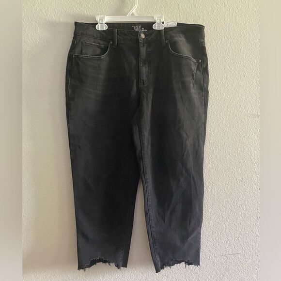 Time and Tru NWT Women's Black Boyfriend Jeans Sharkbite Distressed Hem 16 - Picture 5 of 8